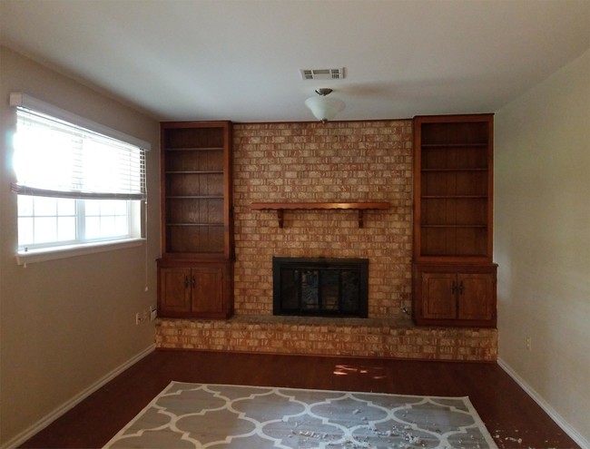 Building Photo - 2316 NW Robinhood Dr