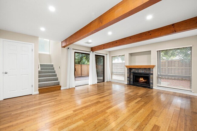 Foto del edificio - Beautiful 3-bedroom, 3-bathroom townhome  ...