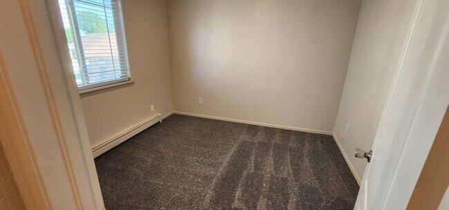Building Photo - 4 bed 2 1/2 bath home off 30 Rd and Orchard
