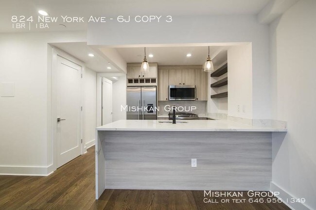 Building Photo - Bright airy studio with condo finishes