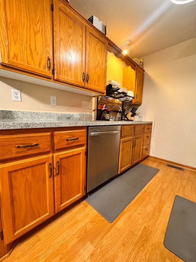 Foto del edificio - Gorgeous 3 Bedroom, 2 Full Bathroom Townhome in Desirable Location