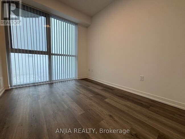 Photo du bâtiment - 8 Interchange Wy