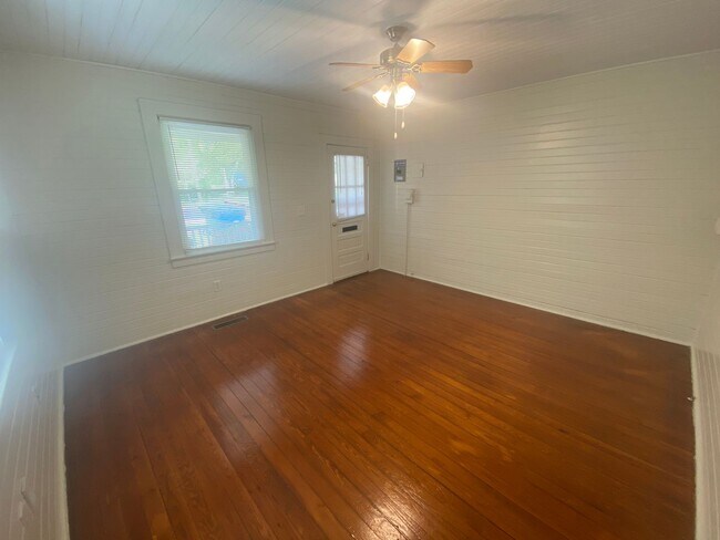 Foto del edificio - Adorable 1 Bedroom Walltown Duplex - Walk to Duke or Ninth St