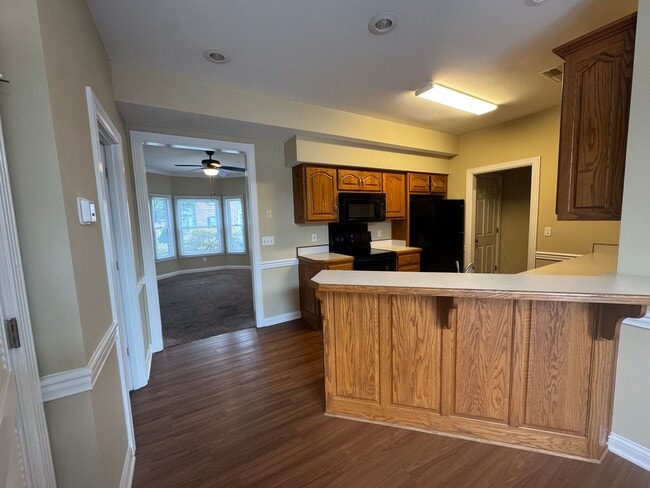 Building Photo - Spacious three bedroom, two and a half bat...