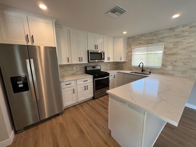 Foto del edificio - Recently Renovated! 4BD/2BA