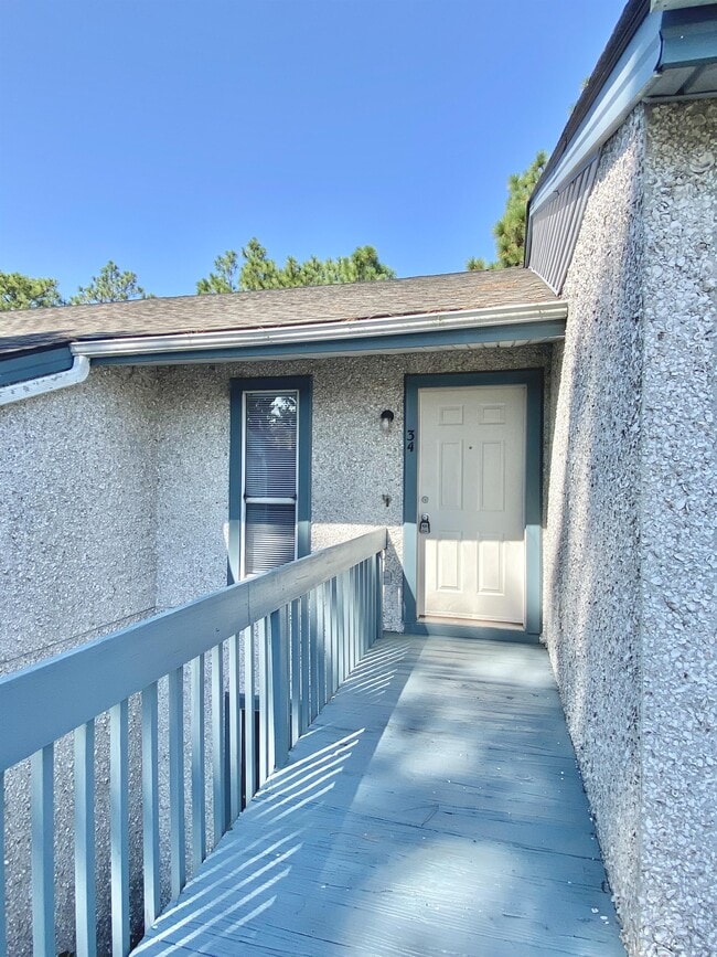 Building Photo - 910 Brett Dr