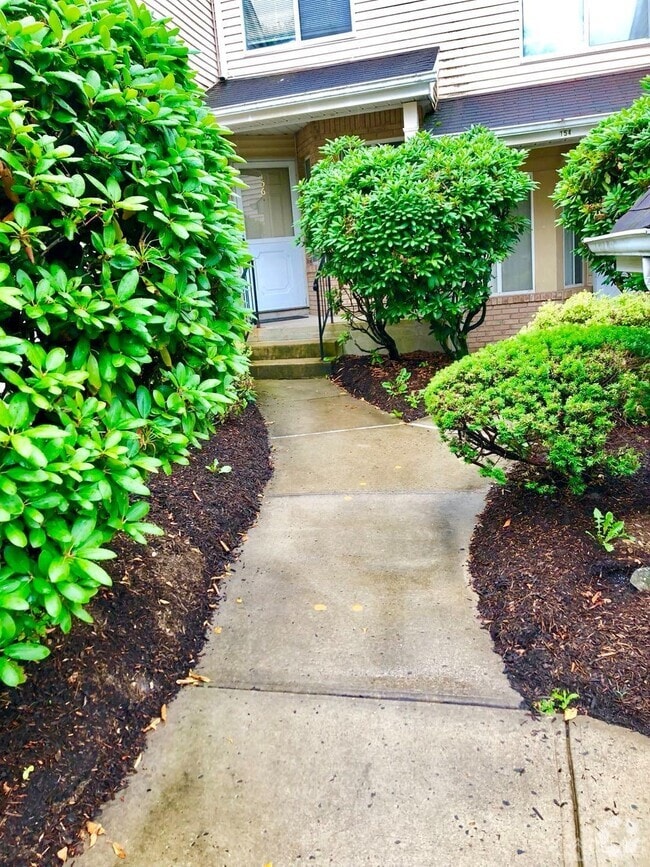 Governors Pointe Village Apartments for Rent with Parking North