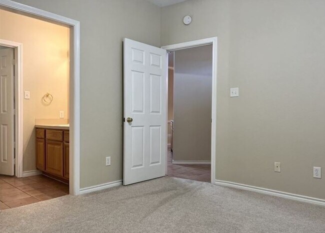 Foto del edificio - 215 Navarro Dr