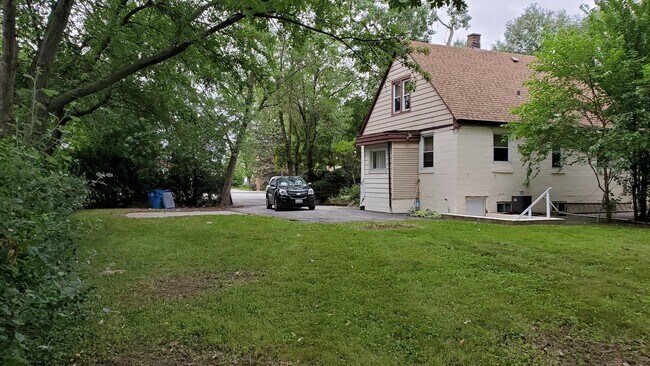 Building Photo - 9040 N Greenwood Ave