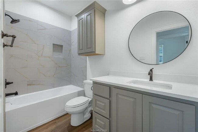 Foto del edificio - 5041 Mooney Fls Dr