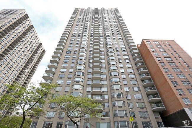 Building Photo - 1408-1418 Second Ave