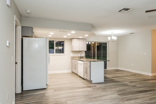 Foto del edificio - 5404 Deltona Blvd