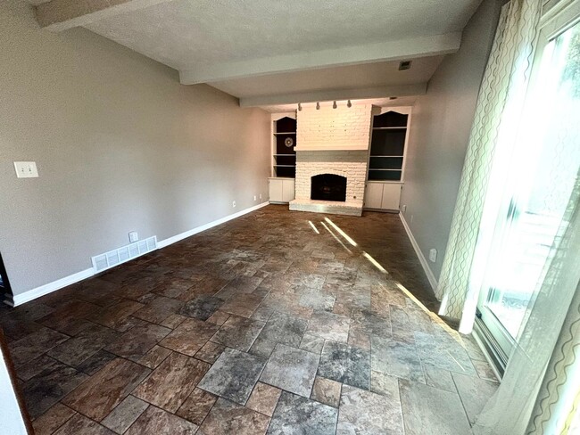 Building Photo - 1823 S 155th Ave