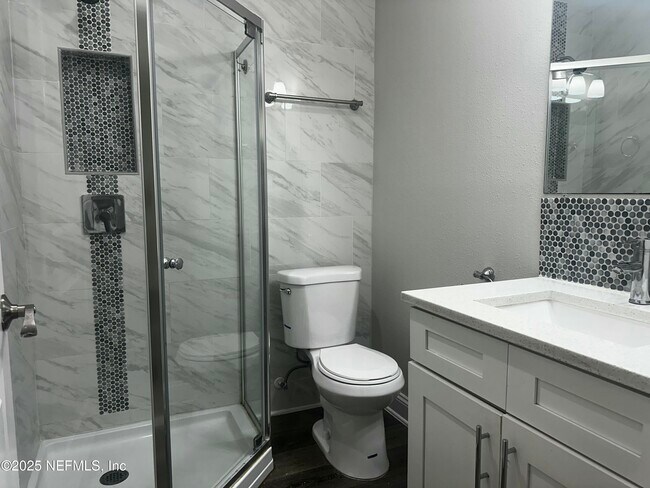 Foto del edificio - 1219 E 10th St