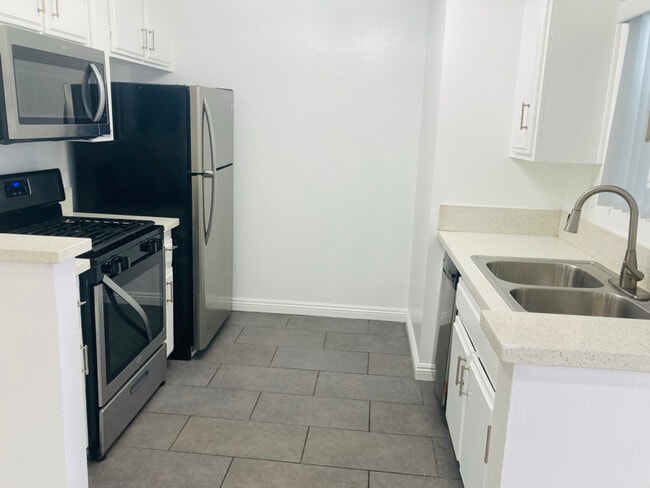 Building Photo - 924 Gaviota Ave