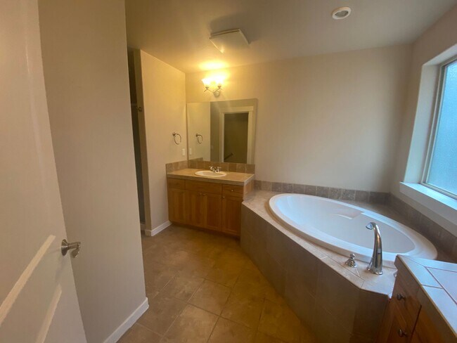 Foto del edificio - Georgeous 4 Bedroom Home in NE Bend with B...