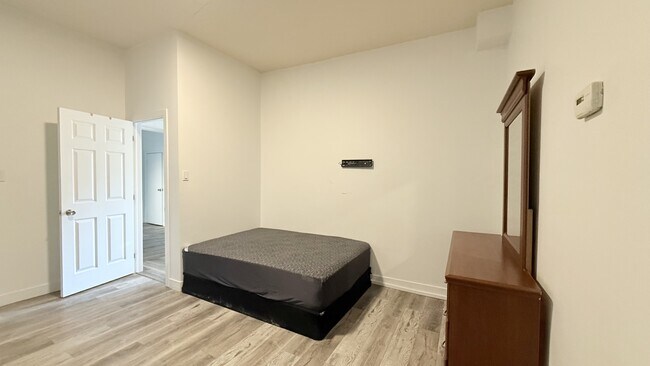 Building Photo - 567 Queens Ave