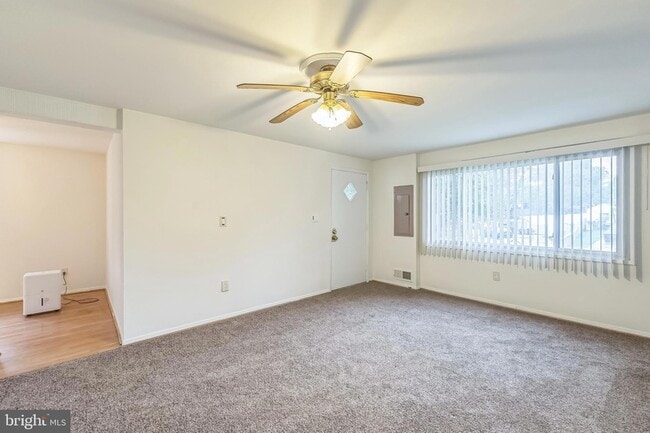 Foto del edificio - 10619 Maple St