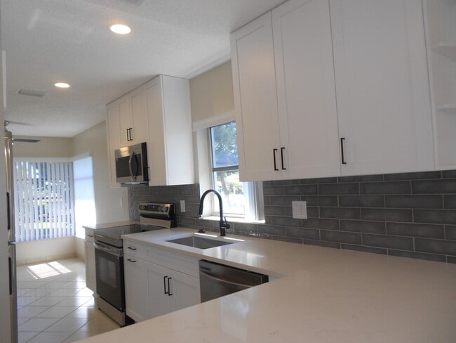 Building Photo - 13809 Royal Palm Ct