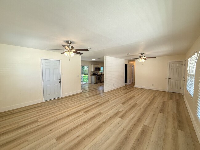 Foto del edificio - Charming 3 Bedroom 2 Bath Coastal Ranch fo...