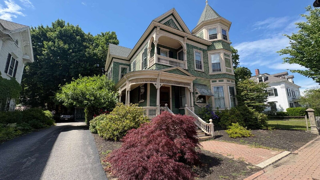 Stunning 3BR + Office Victorian Home with 6 Off-Street Parking Spaces – Flexible Mid- to Long-Ter... - Stunning 4BR Victorian Home with 6 Off-Street Parking Spaces – Flexible Mid- to Long-Term Rental ...