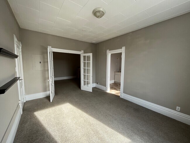 Building Photo - 315 Main St