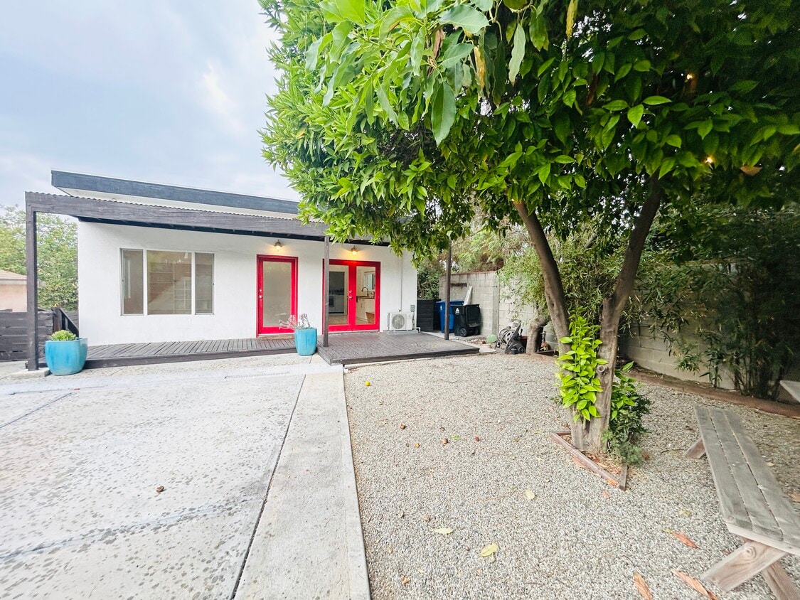 Primary Photo - 4917 Buchanan St