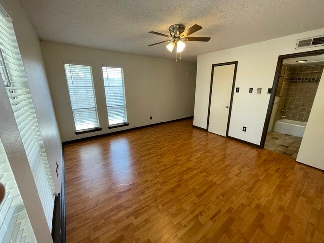 Building Photo - 5808 Sandhurst Ln