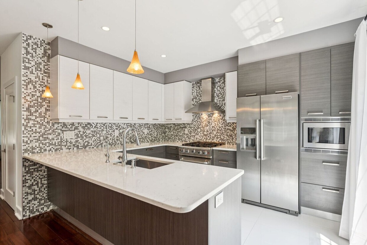 Townhouse with Private Yard in Packer Park - Townhouse with Private Yard in Packer Park