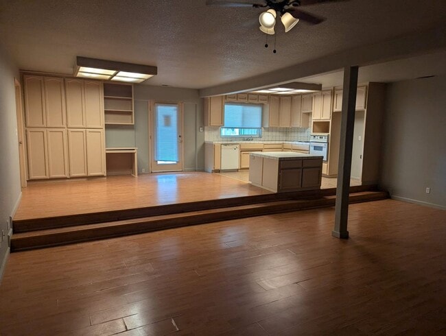 Foto del edificio - Bright & Inviting Home with Covered Patio, Gated Yard & Alley Access