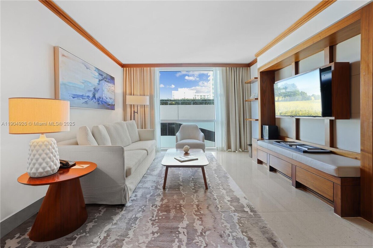 Foto principal - 6801 Collins Ave