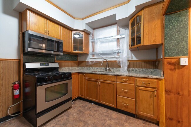 Building Photo - PHA Welcomed! Spacious Home with Private B...