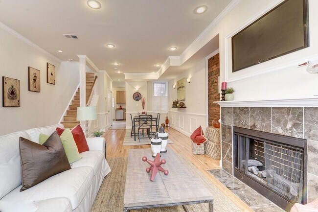 Foto del edificio - Beautiful 3 Bedroom Rowhome Located Betwee...