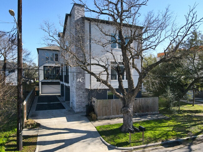 Building Photo - 3107 Saint Charles St