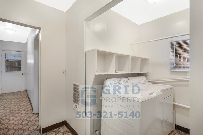 Foto del edificio - Spacious 4 Bedroom Single Family Home- South East Portland