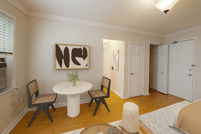 Interior Photo - 135 MacLaren