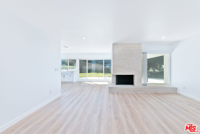 Building Photo - 330 W Country Hills Dr