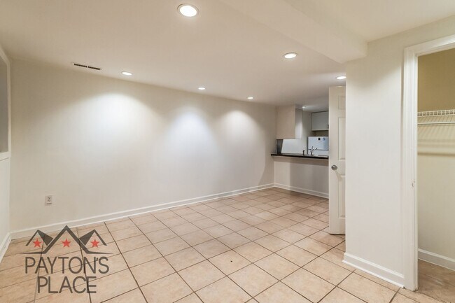 Foto del edificio - Renovated English Basement in U St area