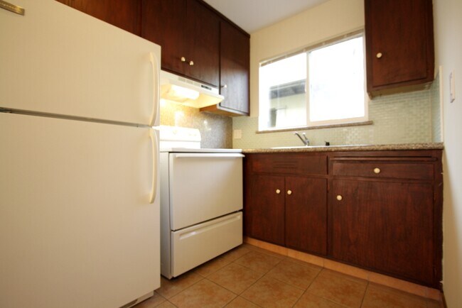 Building Photo - 480 Crescent St