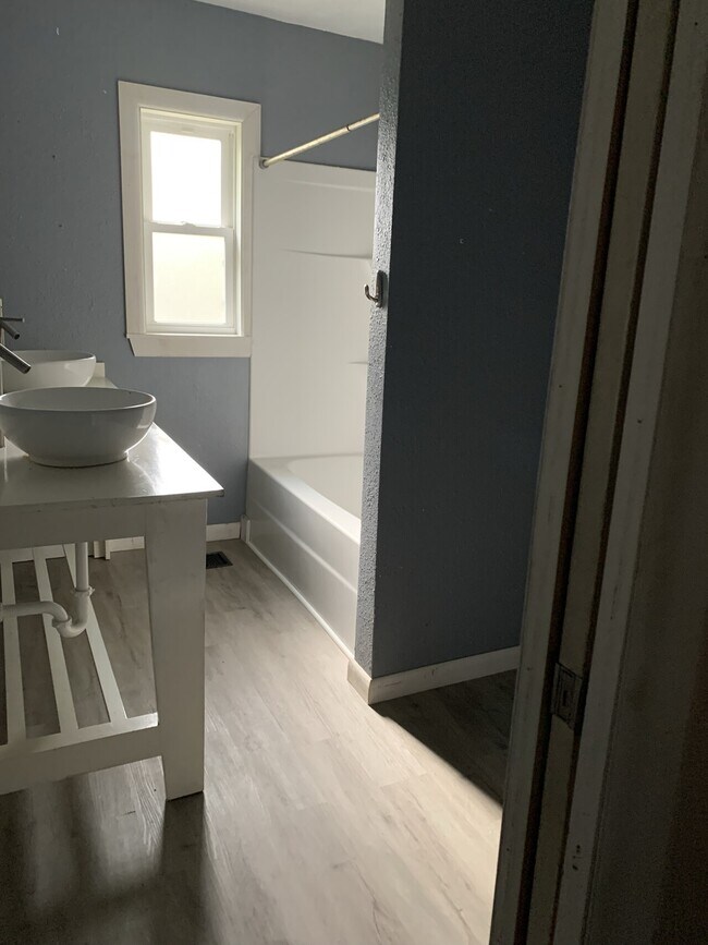 Building Photo - Old House