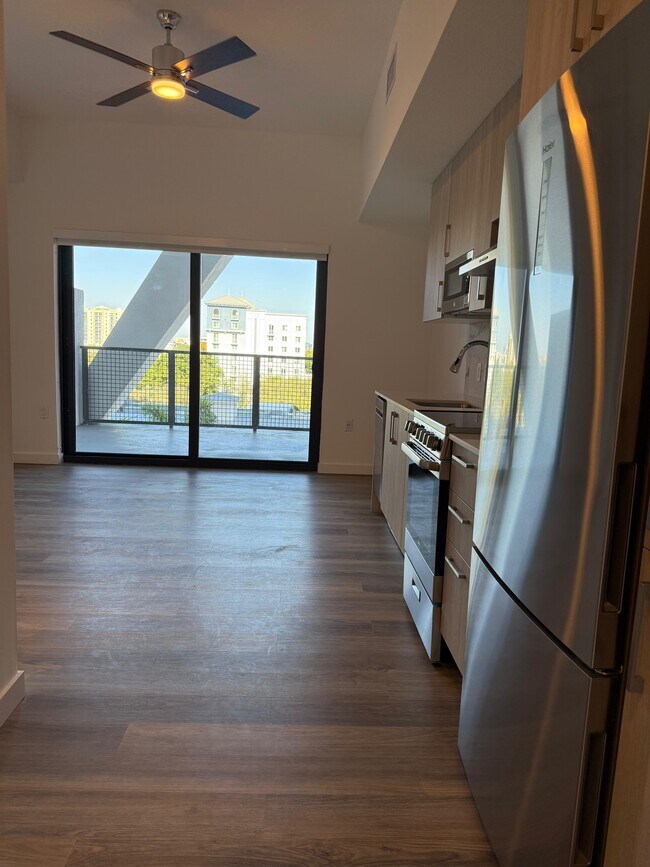 Foto del edificio - 777 NW 1st St