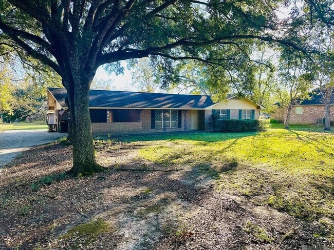 Foto del edificio - 43063 Black Bayou Rd