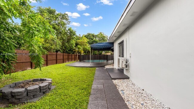 Foto del edificio - 740 Beachwood Ln