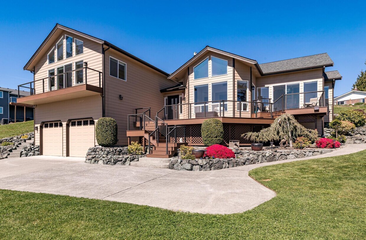 Foto principal - Stunning View Home In Oak Harbor! Availabl...