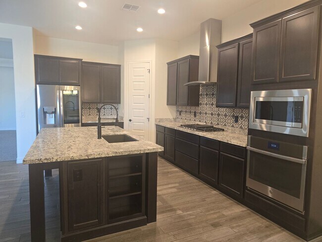 Foto del edificio - Five-bedroom CASITA home with a three-car ...