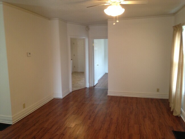 Comedor - 6915 Lansdowne Ave