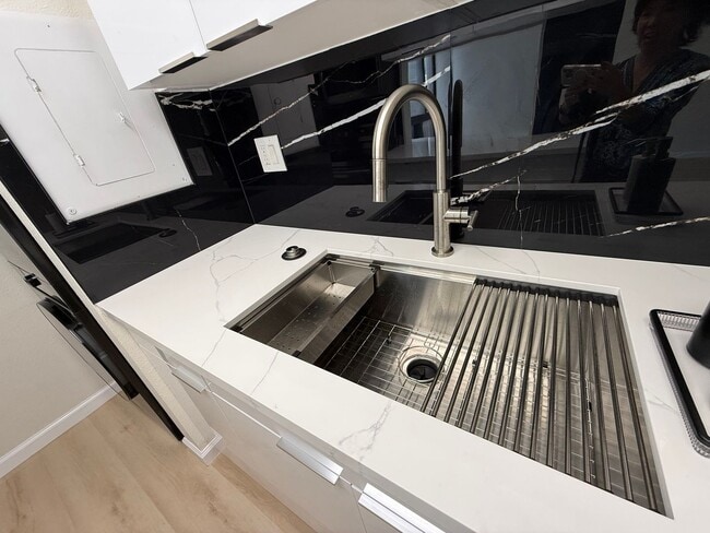 Foto del edificio - Luna-Liho Towers - Fully renovated, washer/dryer in the unit, AC
