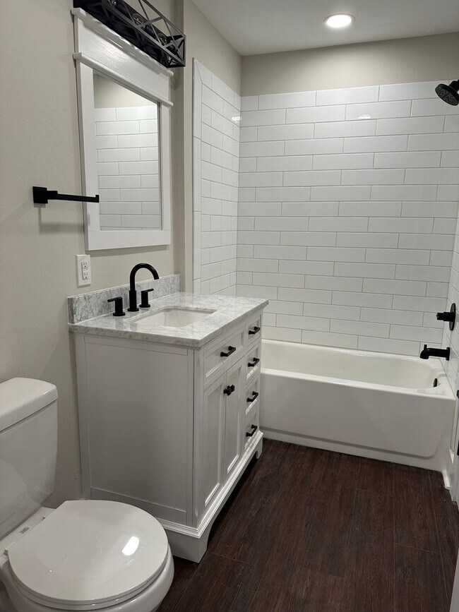 Foto del edificio - Available Now!