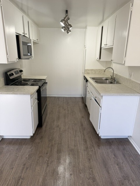 Building Photo - Casa De Oro Apartments