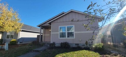 Building Photo - 3842 SE Ryunkin St